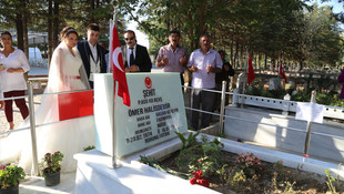 Düğün salonundan Halisdemir'in kabrine geldiler