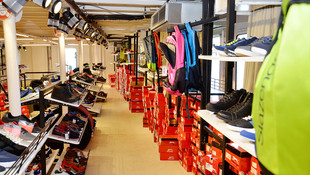 Dünyanın ilk yüzen mağazası demir aldı