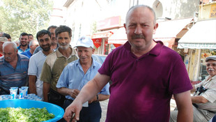 Emekliliğini 120 kilo köfte dağıtarak kutladı