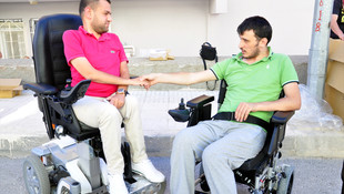 Engelli iş adamı engellilerin yüzünü güldürüyor