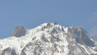 Erciyes'e mevsimin ilk karı yağdı