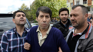 Eşyalarını sokağa atan kişiye polis müdahalesi