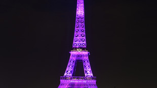 Eyfel Kulesi pembe renkle ışıklandırıldı