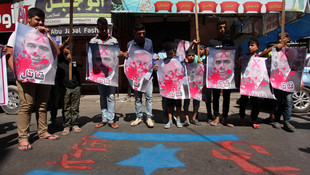 Filistinli gençler Peres'in fotoğrafını yaktı