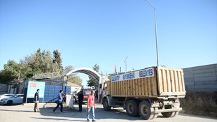 Cerablusa çok sayıda iş makinesiyle yardım malzemesi yollandı