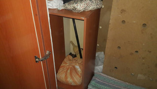 Gizli bölmede bulunan kız annesine teslim edildi