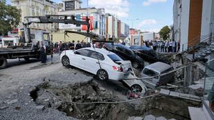 Güngören'de kaldırım çöktü