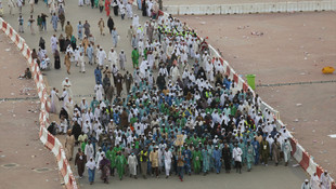 Hacılar şeytan taşlamaya devam ediyor