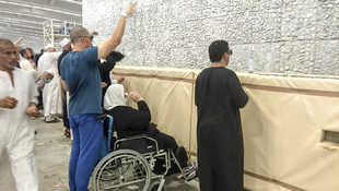 Hacılar şeytan taşlamaya devam ediyor