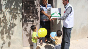 HAYRAT Derneği Cerablusta yardım kolileri dağıttı