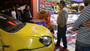 Iğdır'da kontrolden çıkan taksi yayalara çarptı: 6 yaralı