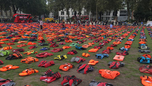 İngiliz Parlamentosu önünde can yelekli protesto
