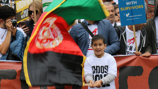 İngiltere’de binlerce kişi sığınmacılara destek için yürüdü