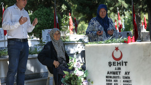 İzmir'de şehitlik ziyareti