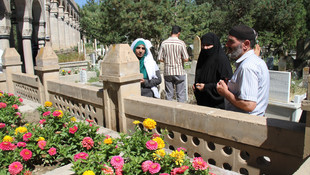 Kabir ziyareti yapacak engellileri mezarlığa belediye taşıyor