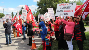 Kanadalı Türkler FETÖ festivalini protesto etti