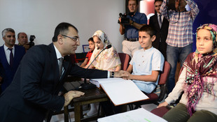 Karanlık dünyaları Kur'an'la aydınlandı