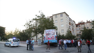 Kaza yapan halk otobüsü apartmanın bahçesine girdi