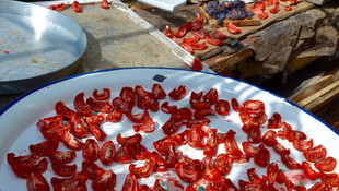 Kışın tüketeceklerini balkon ve garajında kurutuyor