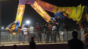 Lunaparkta eğlence aracında mahsur kaldılar