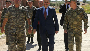 Milli Savunma Bakanı Işık, Suriye sınırında