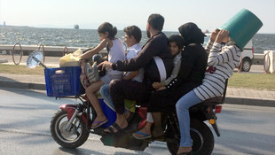 Motosiklette 6 kişilik tehlikeli yolculuk