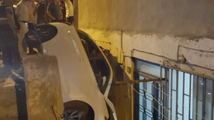 Otomobil, apartman ile yol arasındaki boşluğa düştü