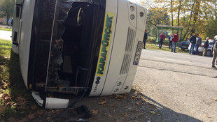 Otomobil servis minibüsüyle çarpıştı: 12 yaralı