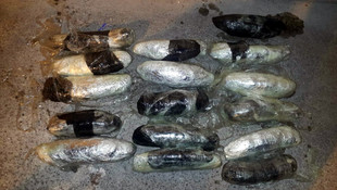 Otomobilin yakıt deposunda 8 kilo esrar ele geçirildi