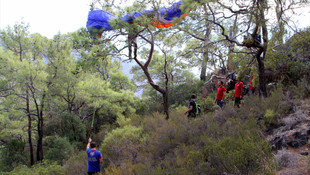 Paraşütçünün hayatını ağaç dalları kurtardı