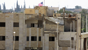 PYD karargahına ABD bayraklarının asılması