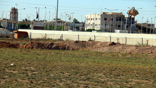 PYD karargahına ABD bayraklarının asılması