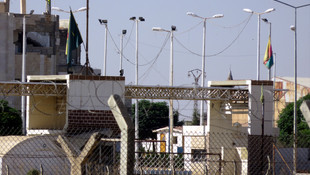 PYD karargahına ABD bayraklarının asılması