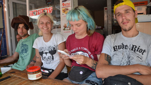 Rus öğrenciler otostopla Türkiye turunda