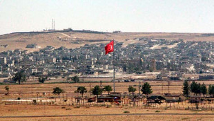 Sınırda toplanan kalabalığa askerler müdahale etti