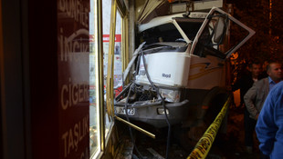 Samsun'da kamyon iş yerine girdi