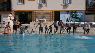 Savaş mağduru çocuklar havuzda eğlendi