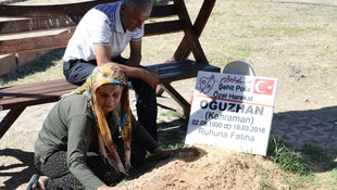 Şehitliğe oğlunun takım elbisesini getirdi