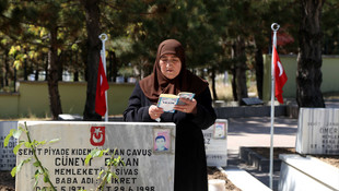 Şehitlikte hüzünlü bayram