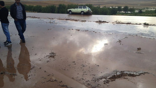 Şiddetti yağış yolu kapadı