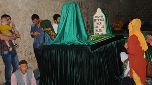 Sultan Şeyhmus Türbesi'nde bayram yoğunluğu
