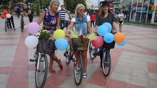 Süslü Kadınlar Bisiklet Turu