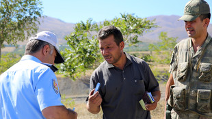 Tankerin alev alan lastiklerini trafik polisleri söndürdü