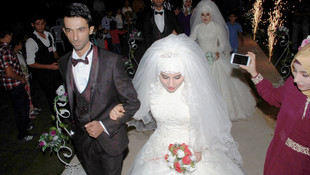 Tek yumurta ikizleri kendileri gibi ikizlerle evlendi