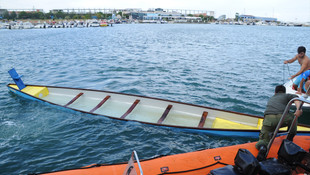 Tekneleri alabora olan sporcuları deniz polisi kurtardı