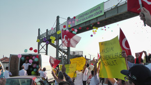 Tutuklu askeri okul öğrencilerinin aileleri balon uçurdu