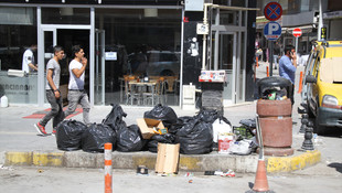 Van'da belediyenin çöp toplamamasına tepki