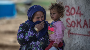 Vatanlarına dönme umuduyla sınırda yaşıyorlar