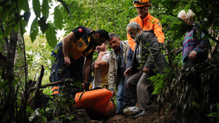 Yamaca yuvarlanan kişiyi AFAD ekipleri kurtardı
