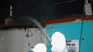 Yangın çıkan evdeki çifti devriye polisi kurtardı